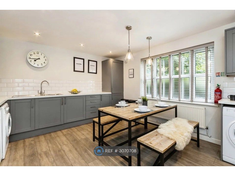 Property photo 3 of 10 Kitchen
