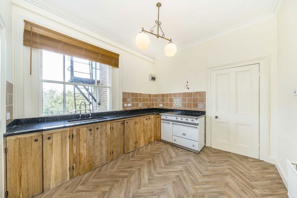 Additional image 5 of 2 bed flat for saleUpper Sunbury Road, Hampton TW12