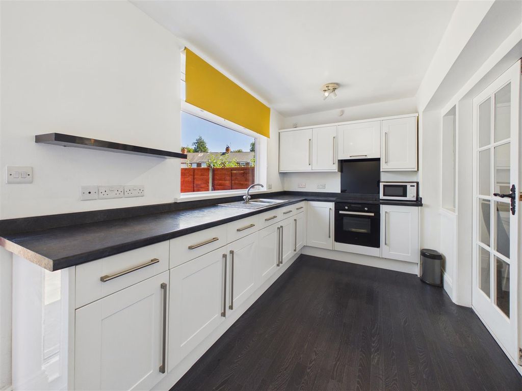Property photo 3 of 11 Kitchen