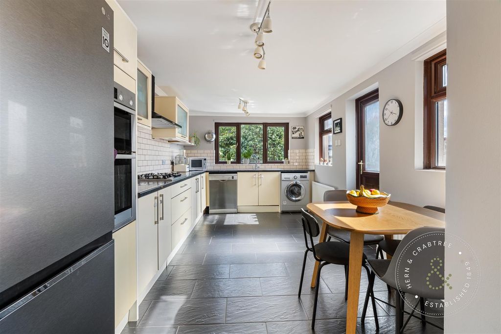 Property photo 3 of 30 Gelligaer Street, Hern Crabtree (15).Jpg