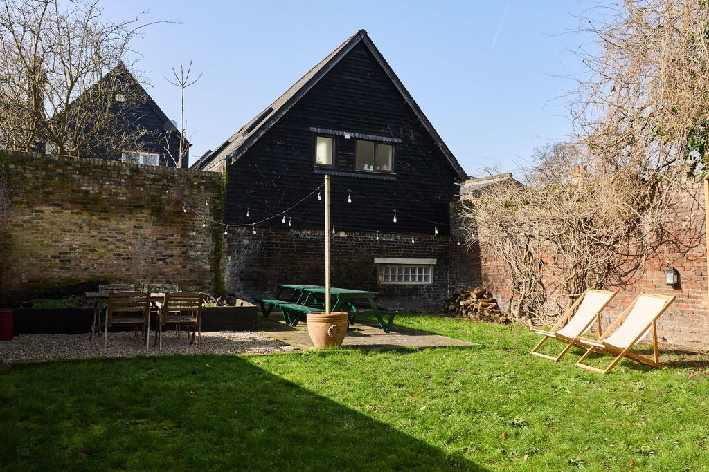 Property photo 2 of 25