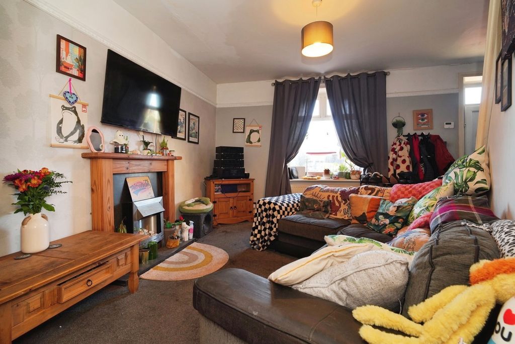 Property photo 2 of 17 Lounge