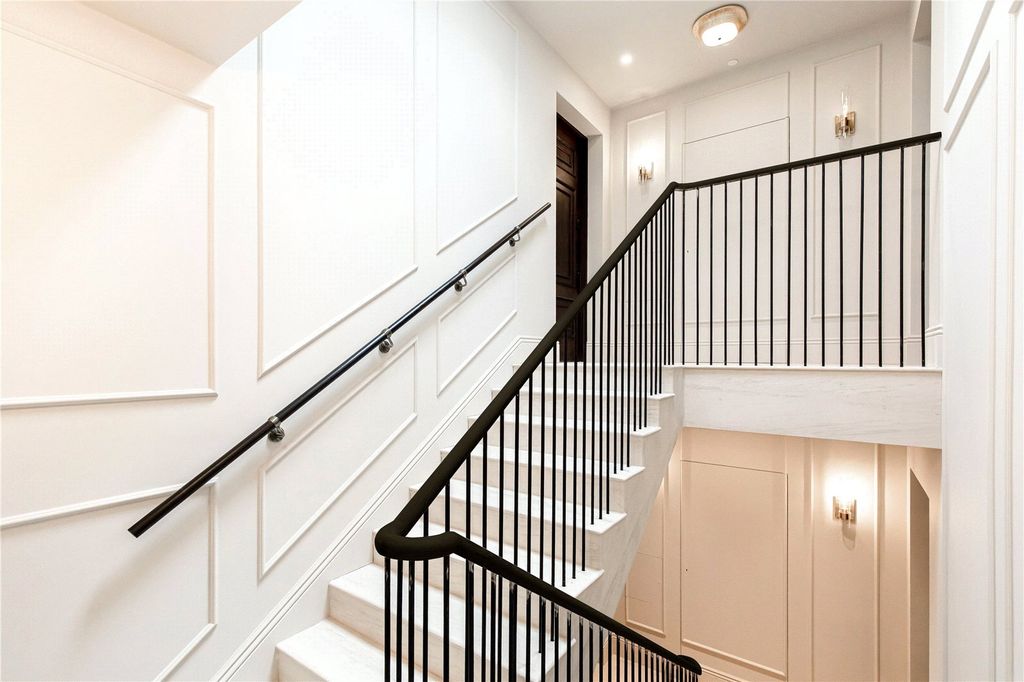 Property photo 3 of 17 Staircase