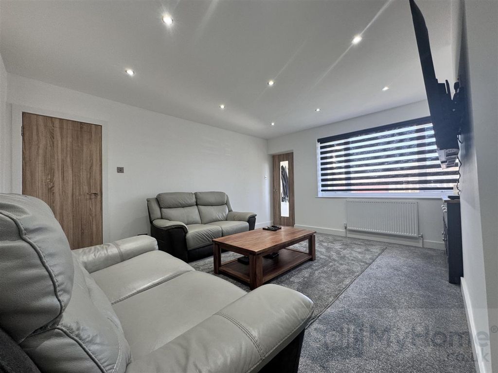 Property photo 3 of 17 Lounge