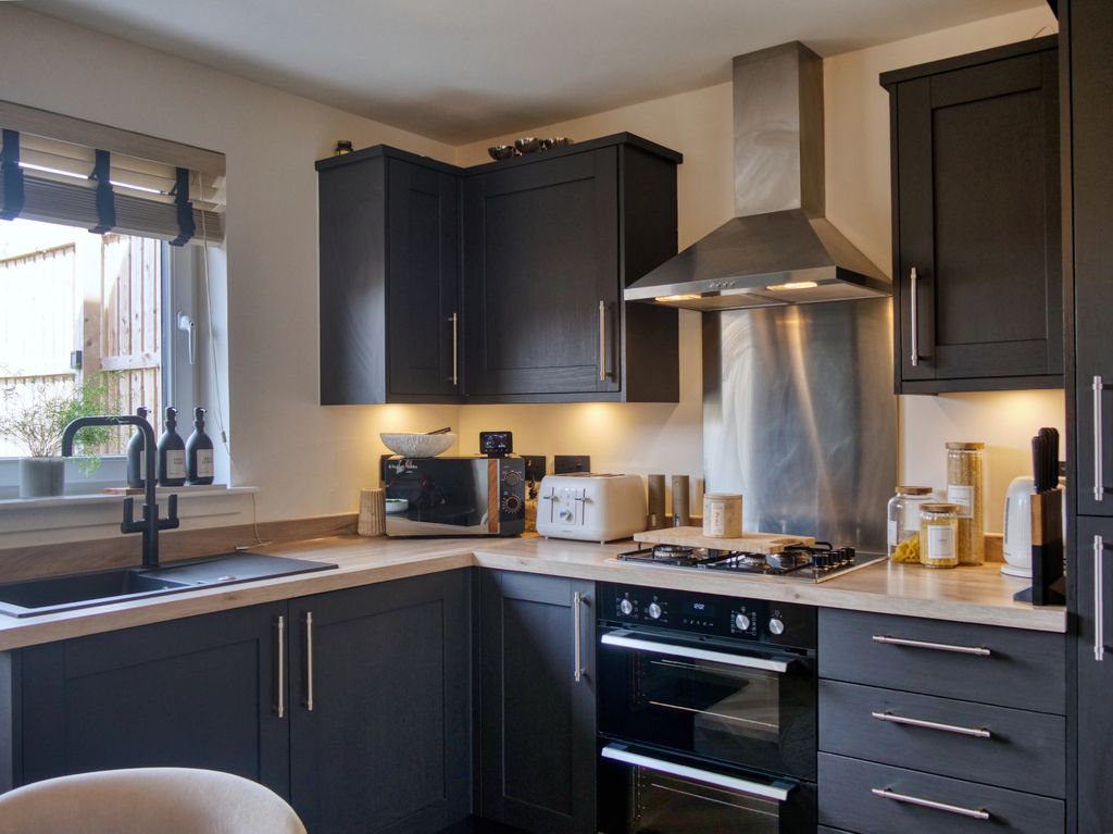 Property photo 2 of 19 Kitchen