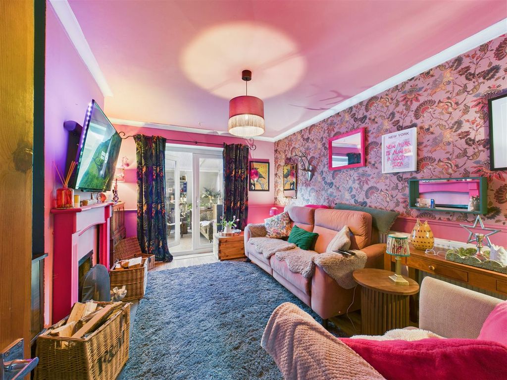 Property photo 3 of 15 Lounge