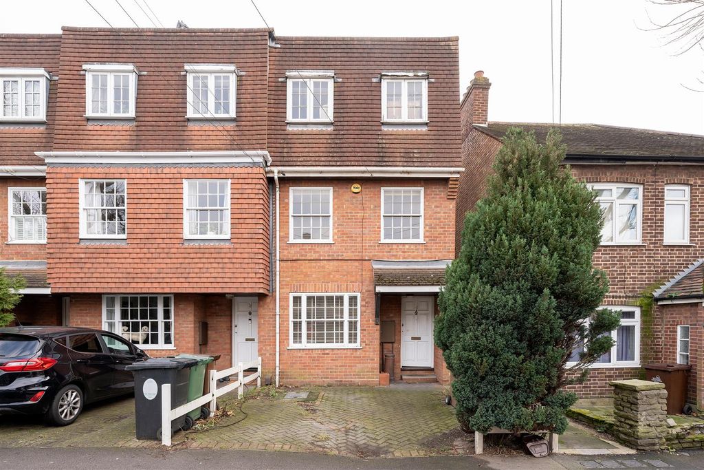 Property photo 1 of 25 Handsworth Avenue, E4