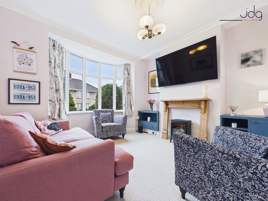 Property photo 3 of 16 Lounge