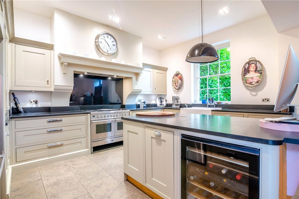 Property photo 3 of 31 Kitchen