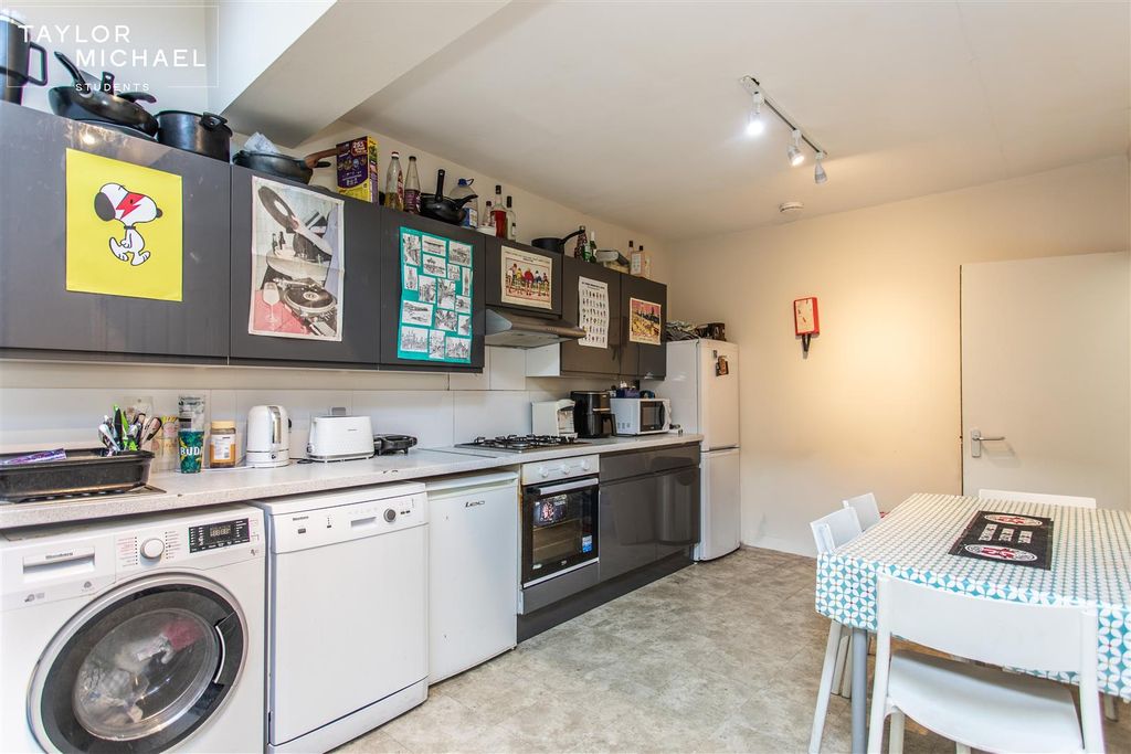 Property photo 1 of 17 Kitchen