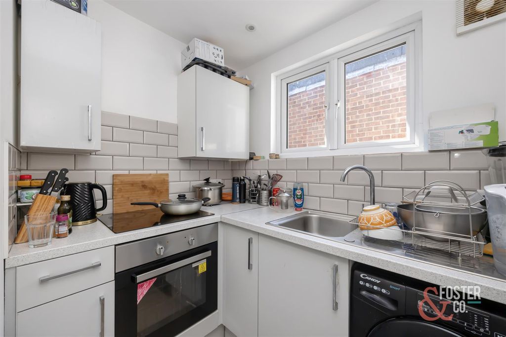 Property photo 2 of 18 George Street, 47-006.Jpg