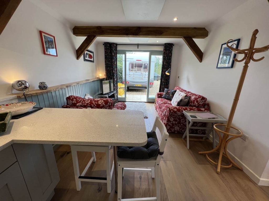 Property photo 3 of 11 Kitchen Lounge