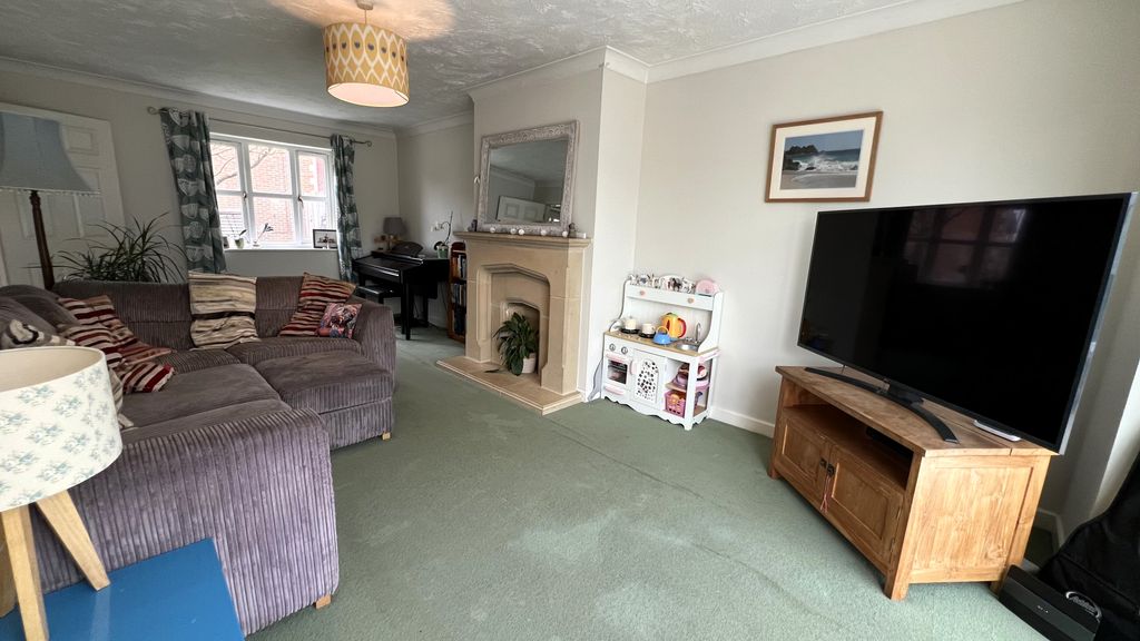 Property photo 3 of 17 Lounge