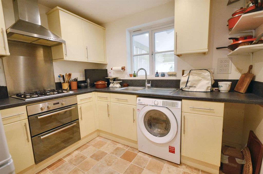 Property photo 2 of 9 Kitchen