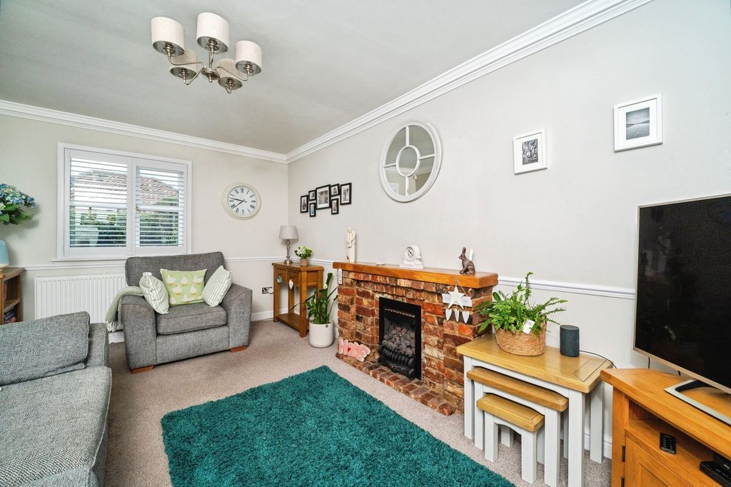 Property photo 3 of 18 Living Room Pic 2