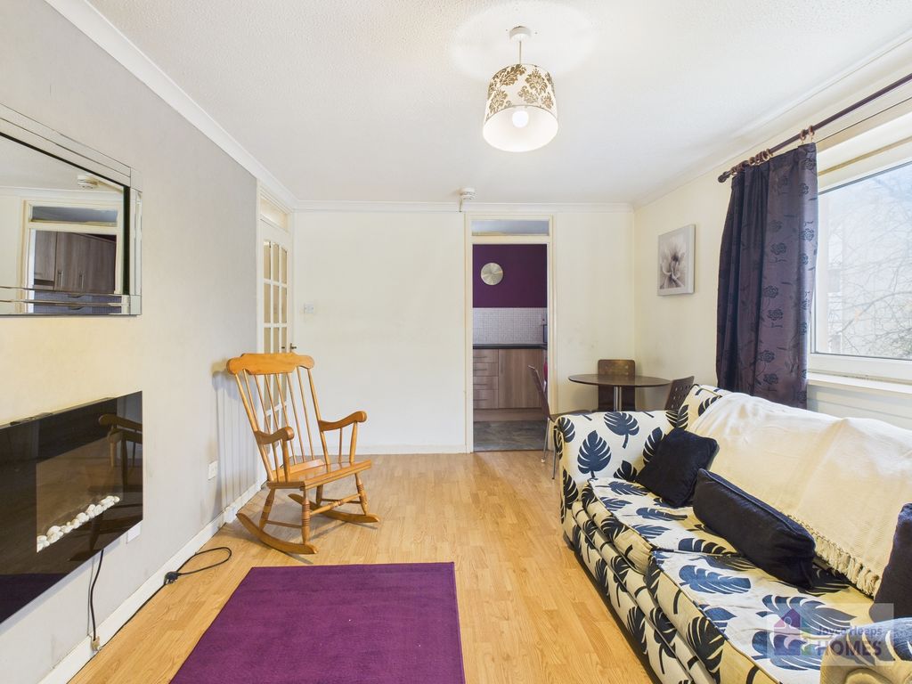 Property photo 3 of 6 Lounge