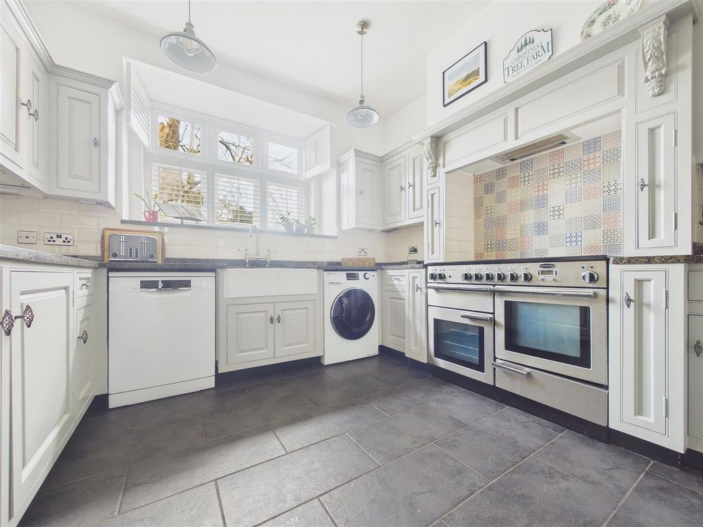 Property photo 3 of 24 Cam01407G0-Pr0122-Still009.Jpg