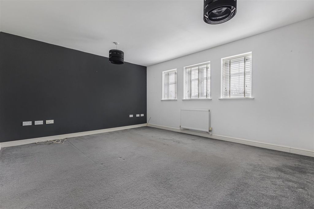 Property photo 3 of 19 Sitting Room