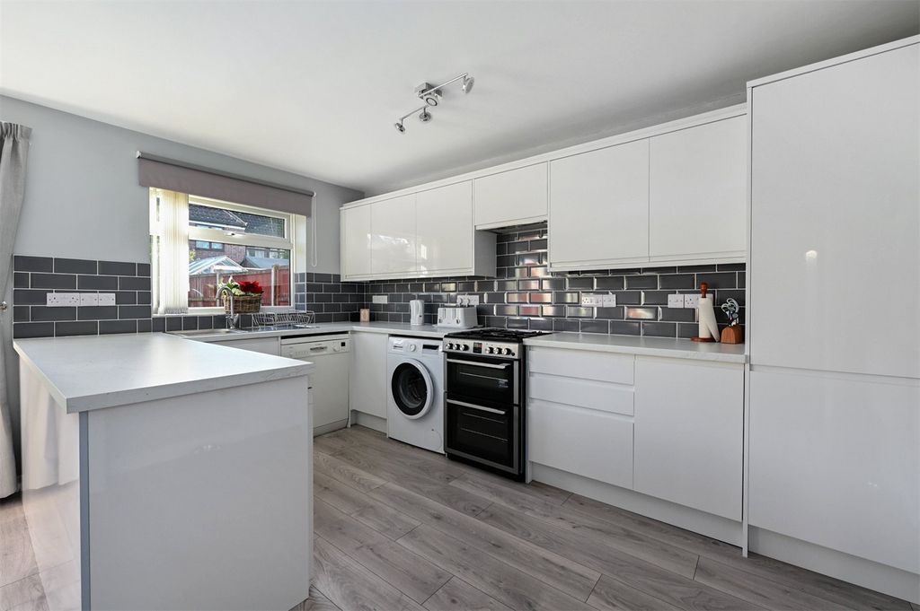 Property photo 2 of 13 Picture No. 11