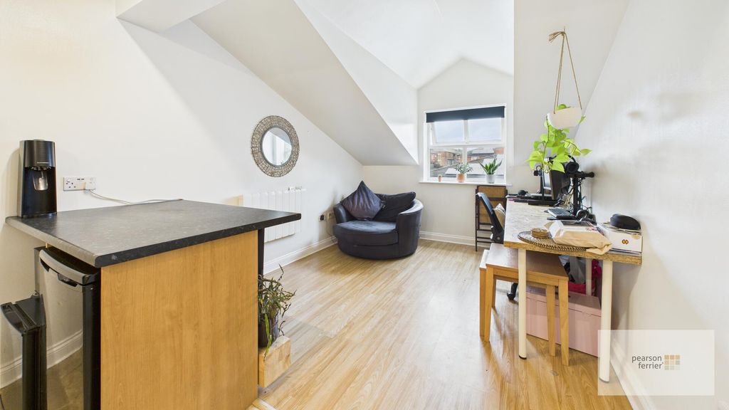 Property photo 3 of 7 Living Room/Kitchen