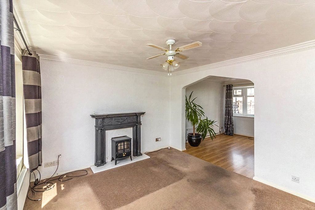 Property photo 3 of 8 Lounge