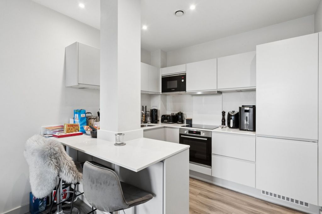 2 bed flat for saleWoodside Road, Amersham, Buckinghamshire HP6 photo 4