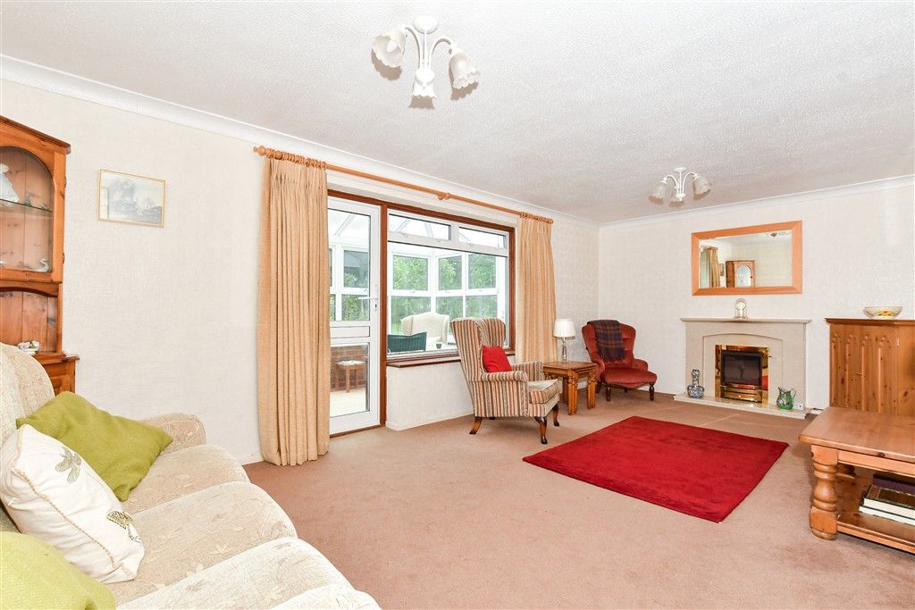 Property photo 3 of 11 Lounge