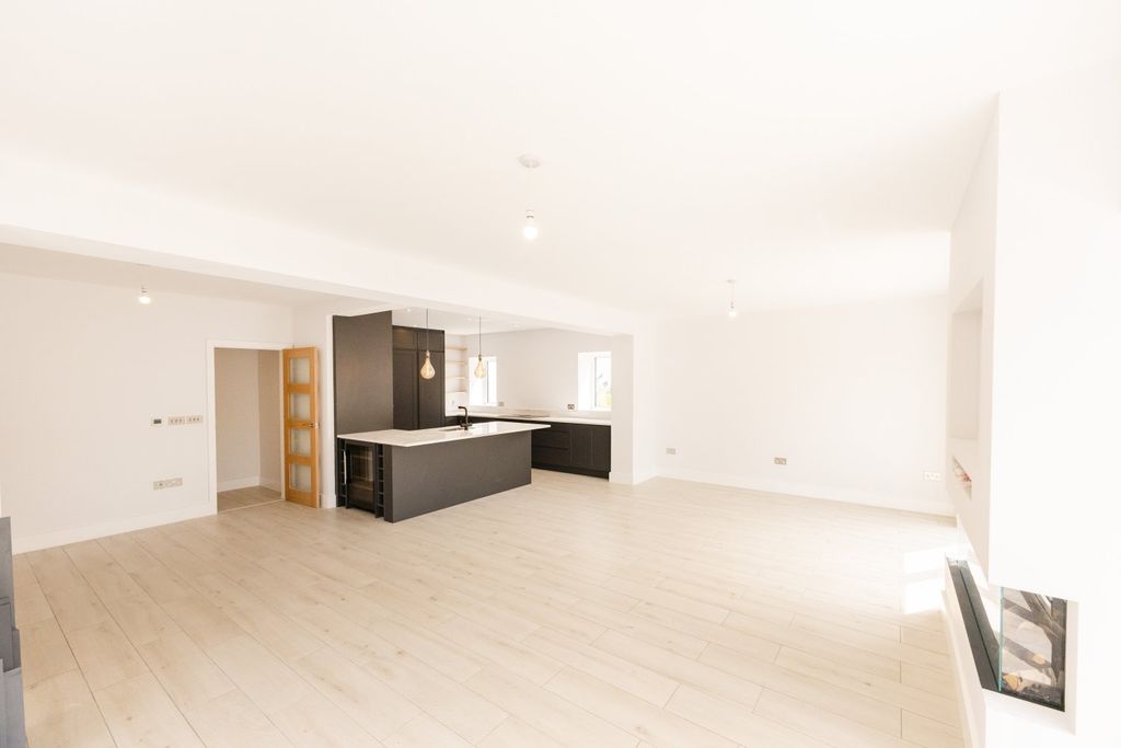 Property photo 3 of 30 Picture No. 02
