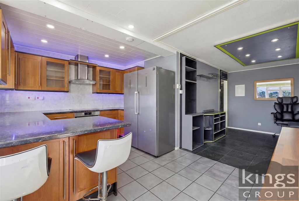 Property photo 3 of 21 Kitchen