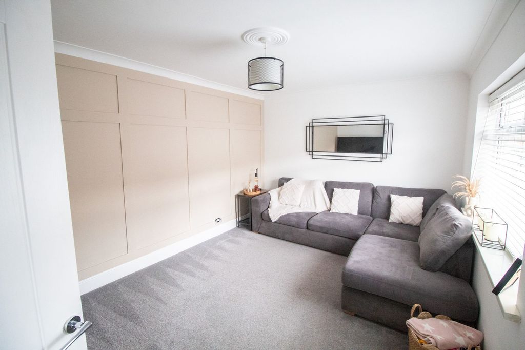 Property photo 2 of 16 Living Room