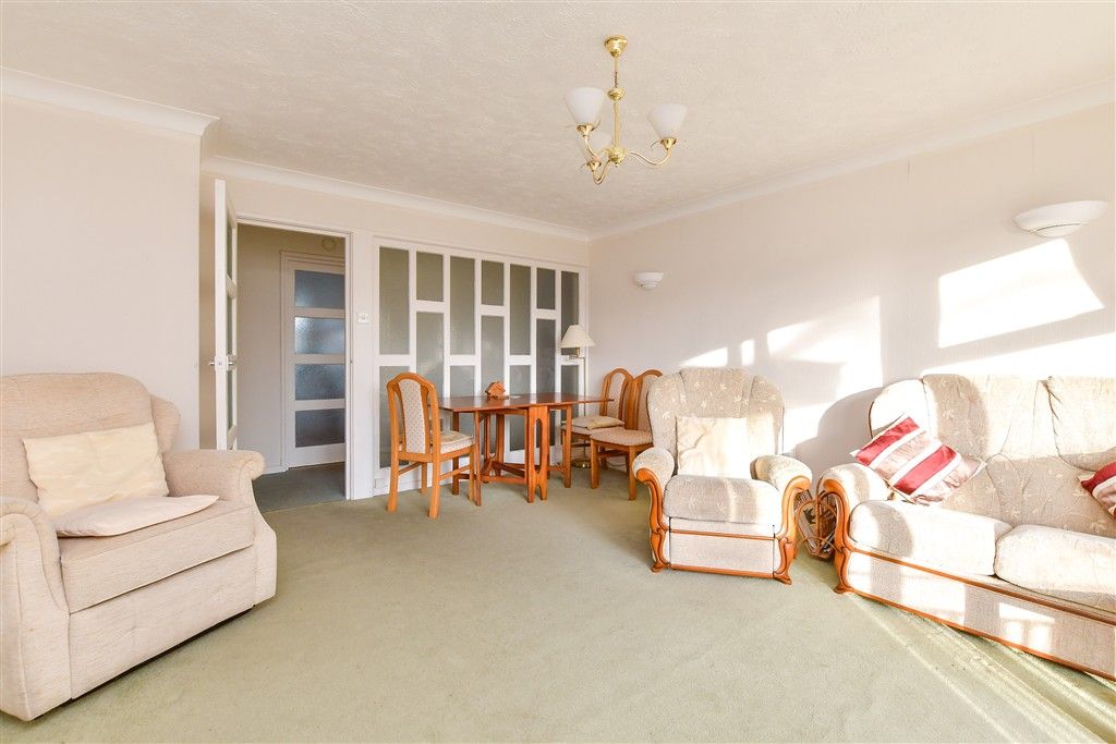 Property photo 3 of 10 Lounge