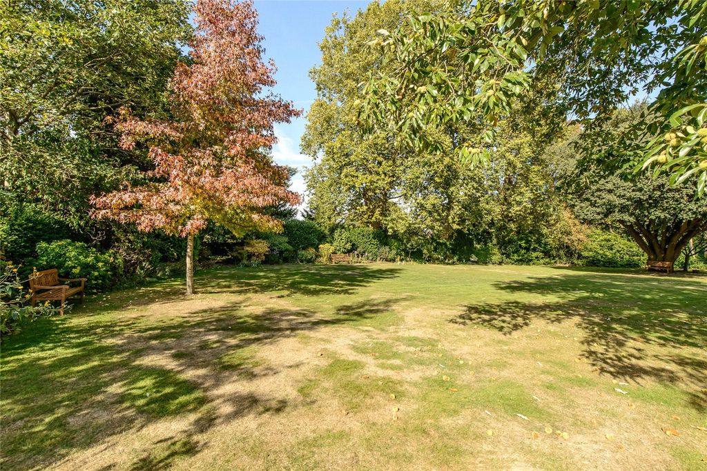 Property photo 2 of 11 Communal Gardens