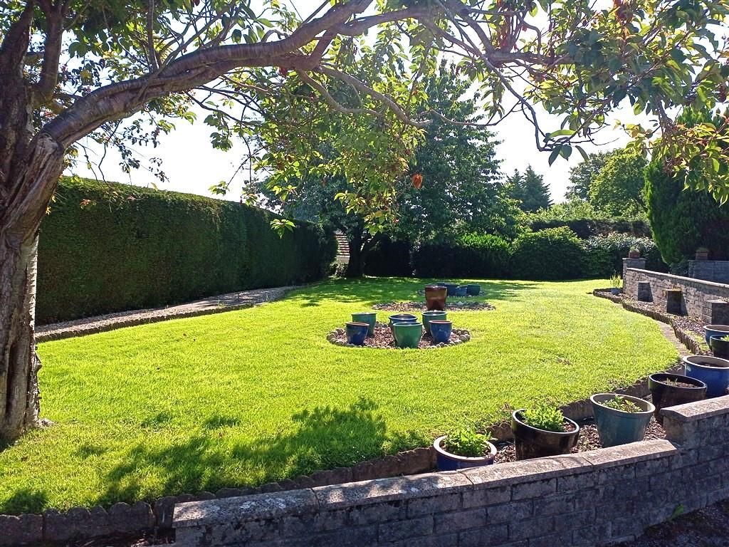 Property photo 2 of 23 Front Lawned Gardens