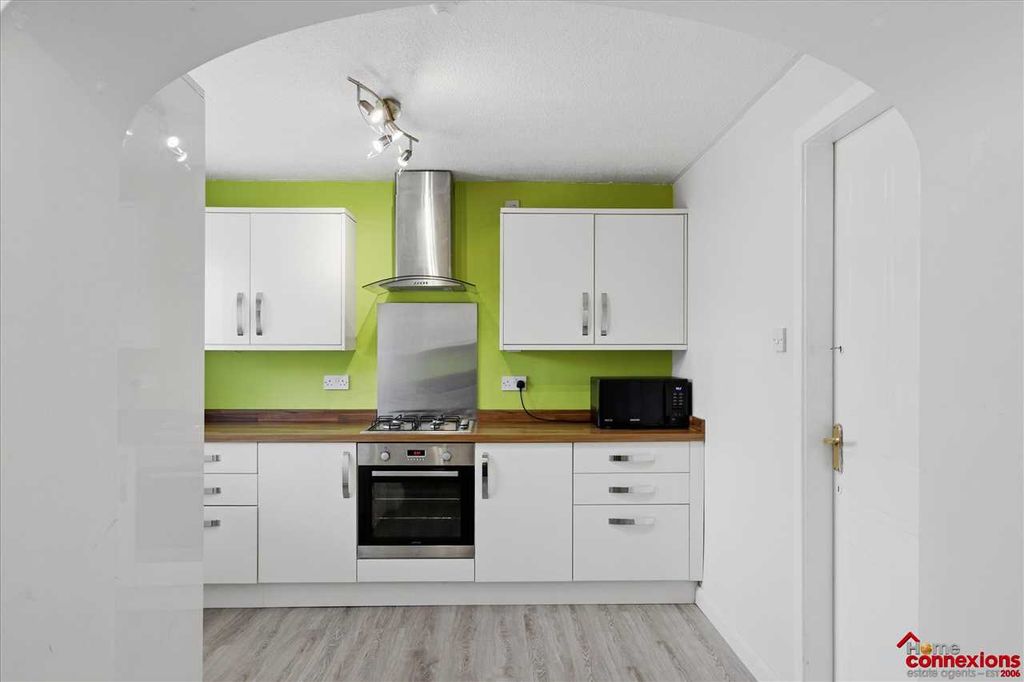 Property photo 3 of 18 Kitchen (2)