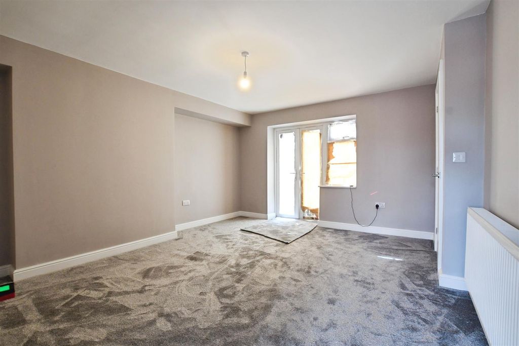 Property photo 3 of 14 Lounge