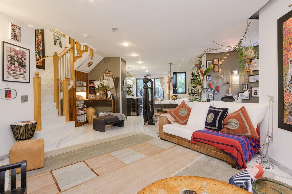 Property photo 3 of 20 Living Room