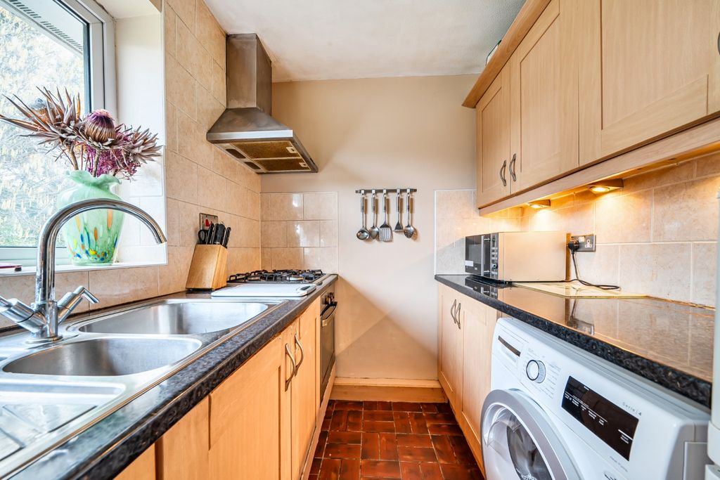 Property photo 3 of 18 Kitchen