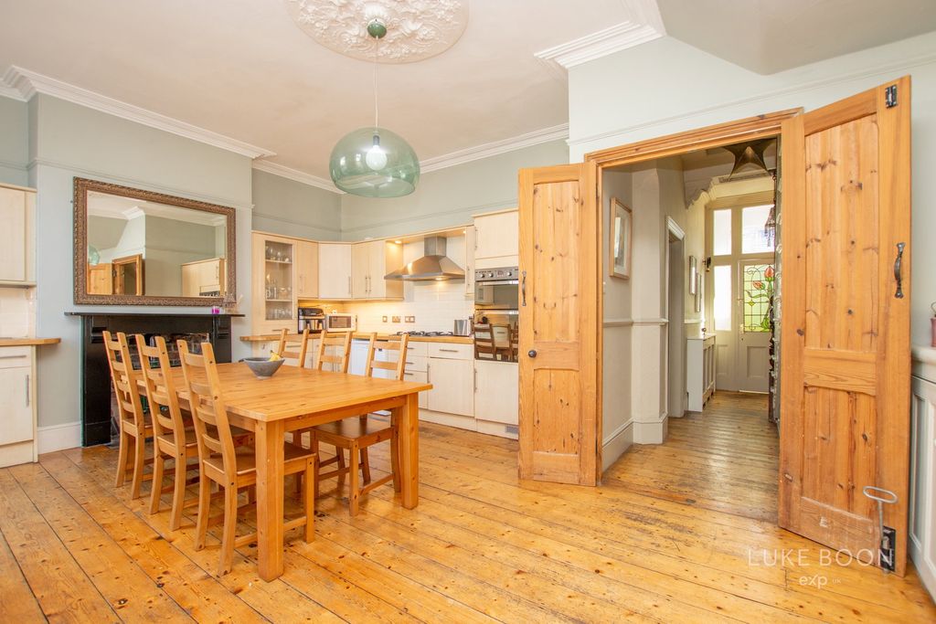 Property photo 2 of 22