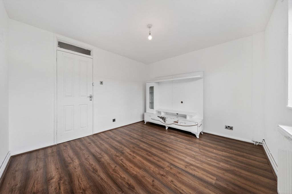 Property photo 3 of 18 Bedroom