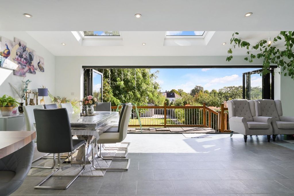 Property photo 3 of 22 Walsingham Gardens (20).Jpg