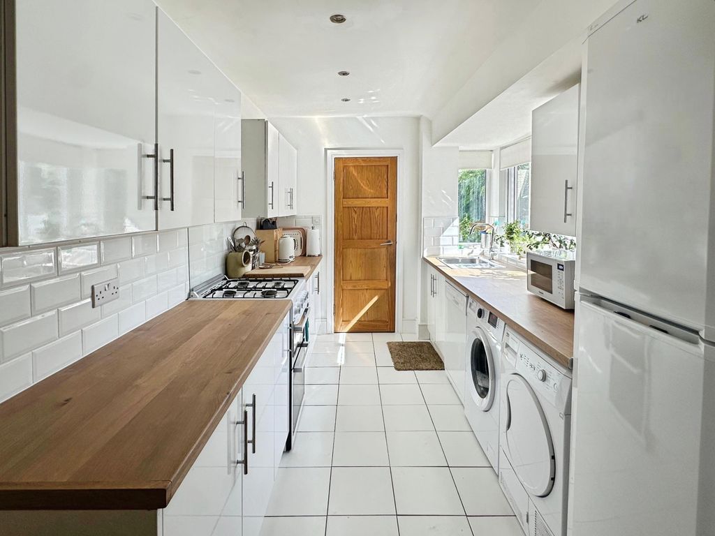 Property photo 3 of 19 Kitchen