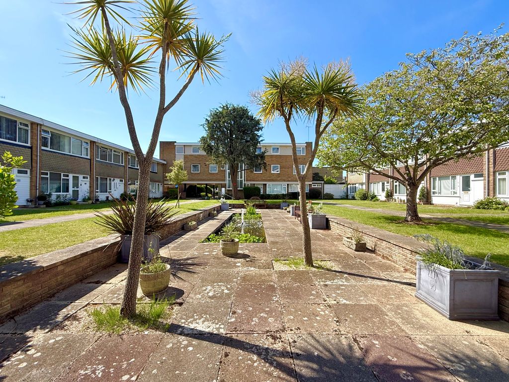 Property photo 2 of 12 18 Bramber Square Garden View