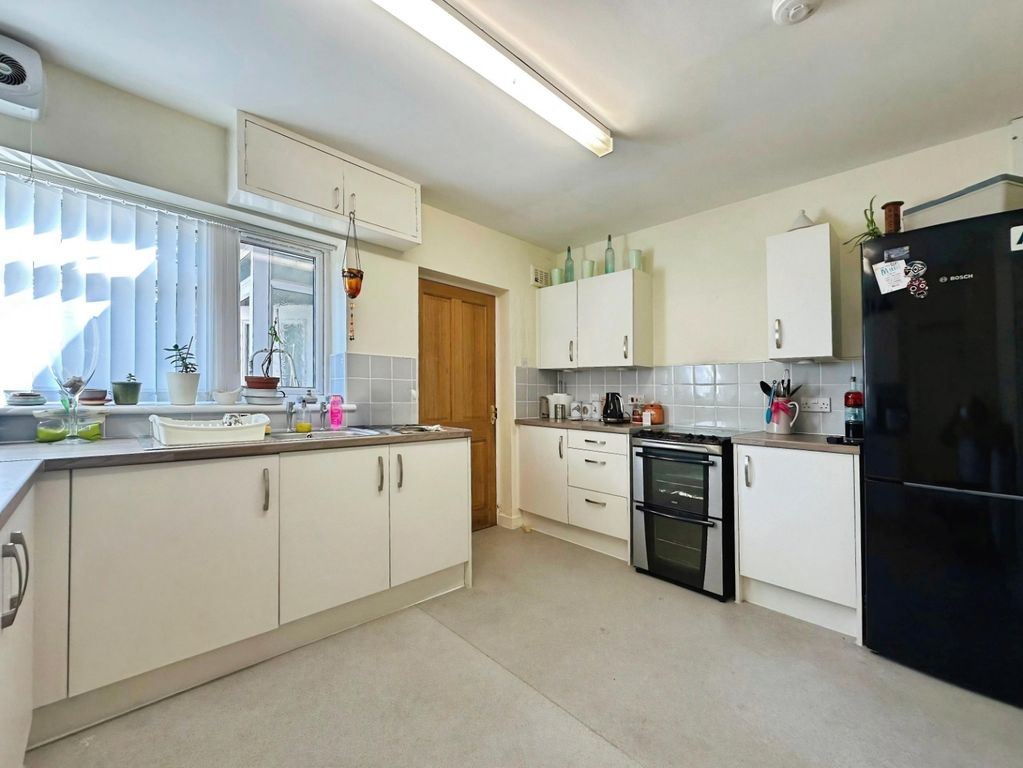 Property photo 3 of 21 Kitchen