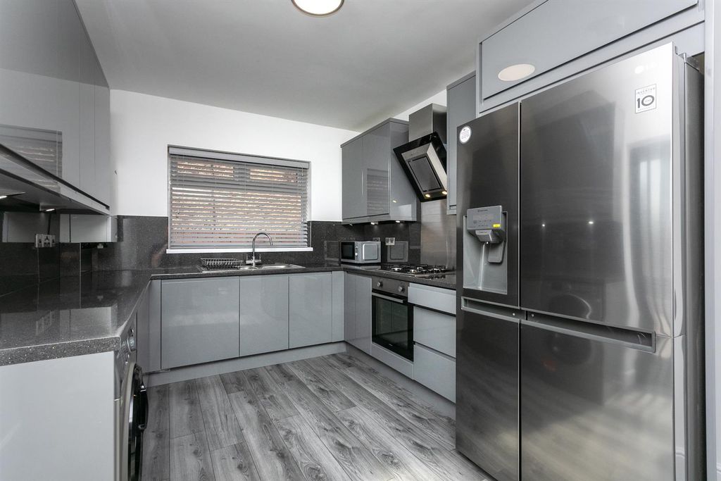 Property photo 1 of 28