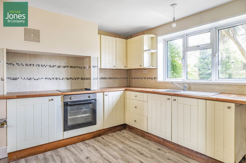 Property photo 3 of 9 Kitchen