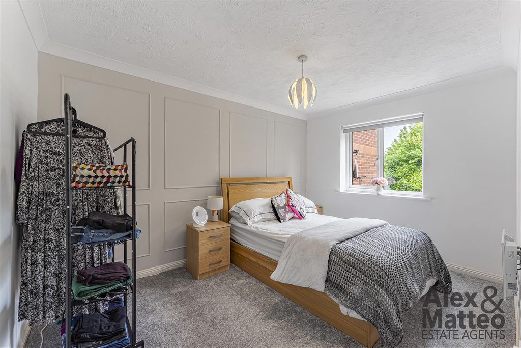 Property photo 3 of 19 Rossetti Road