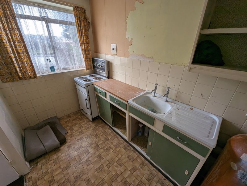 Property photo 3 of 7 Kitchen
