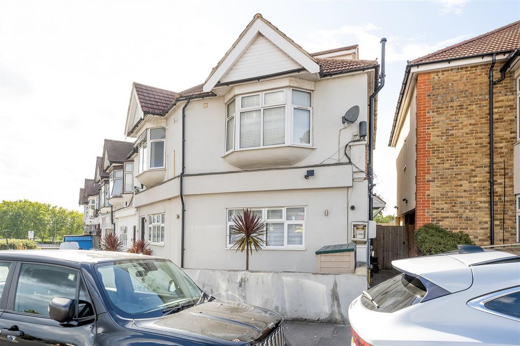 Property photo 1 of 10 Winchester Road, E4