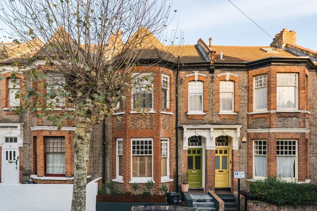Property photo 3 of 16 Alcester Crescent E5