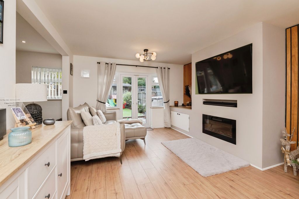 Property photo 3 of 15 19Mistleysidemistleysidebasildonss164Ap-3